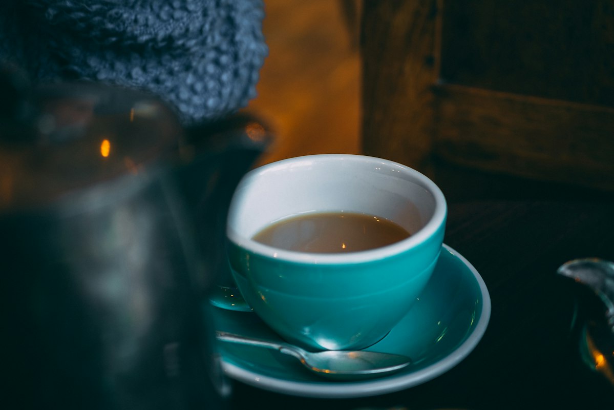 Infusion de thé dans une tasse blanche