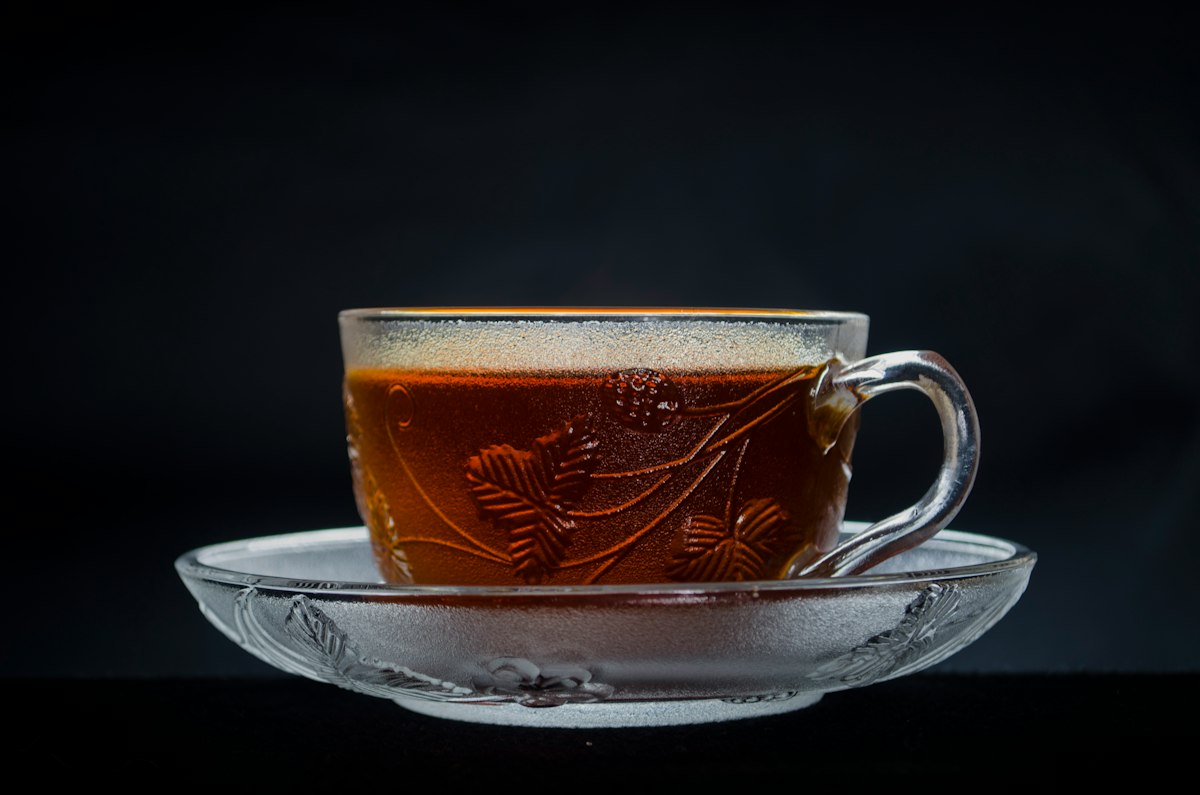 Infusion du thé pu-erh montrant sa couleur riche