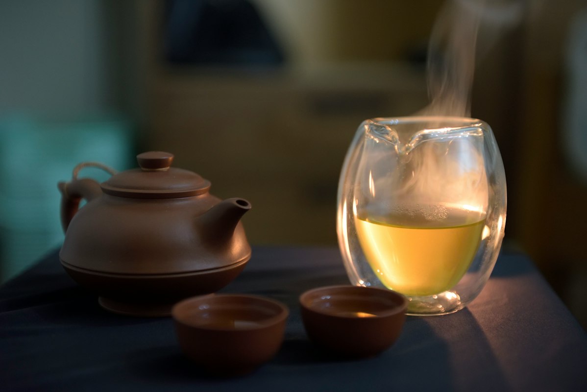 Tasse de thé pu-erh chaud pour la détente